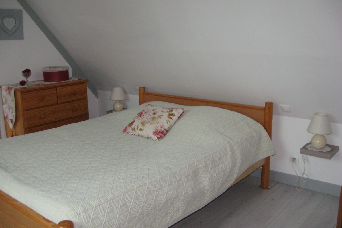 le lit de 140 pour 2 personnes de la chambre rose.