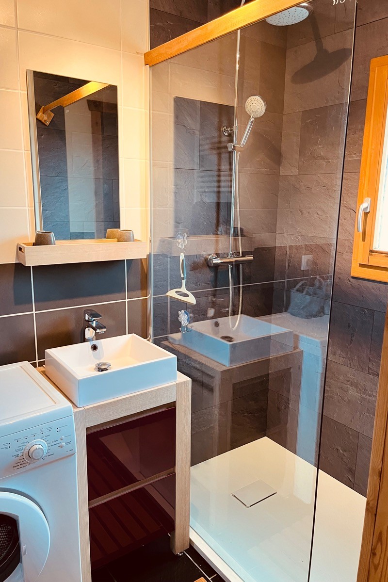 Salle d'eau au RDC.
Avec WC, séparé par une demi cloison