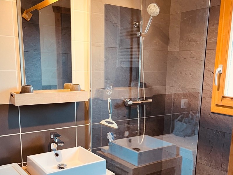 Salle d'eau au RDC.
Avec WC, séparé par une demi cloison