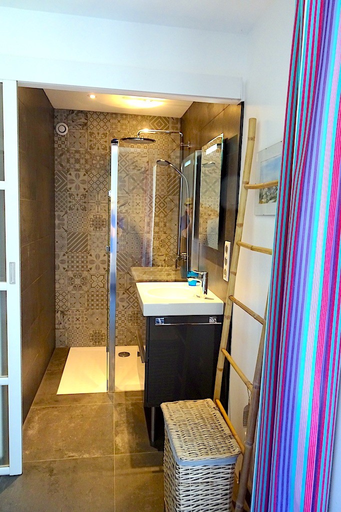 La salle de douche de la chambre du rez