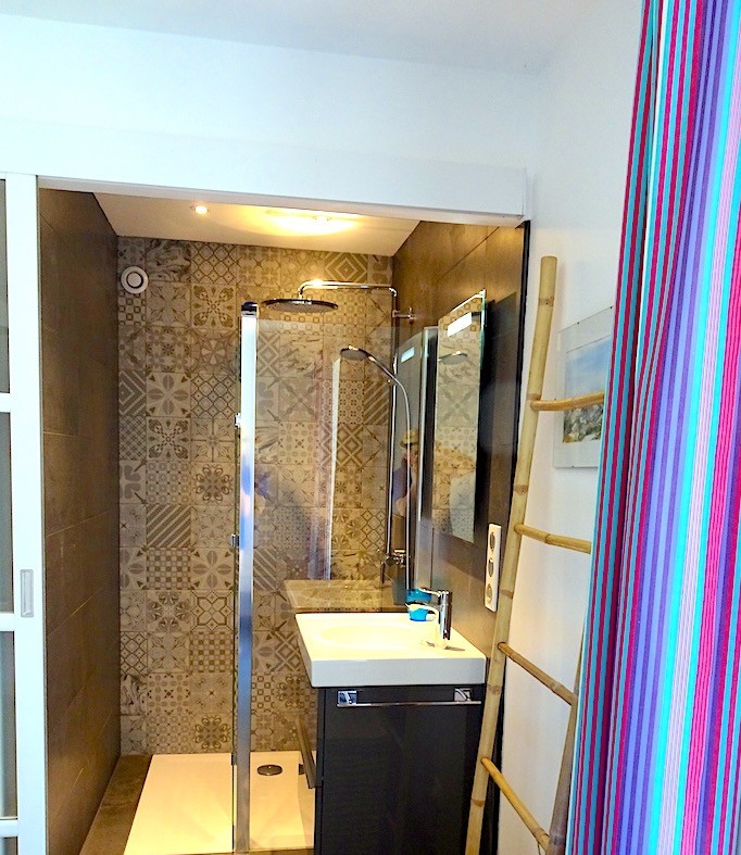 La salle de douche de la chambre du rez