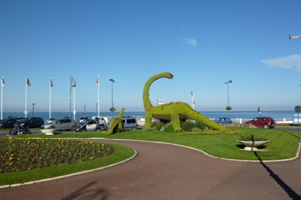 Place MERMOZ (Dinosaure et son petit, emblème de VILLERS SUR MER)