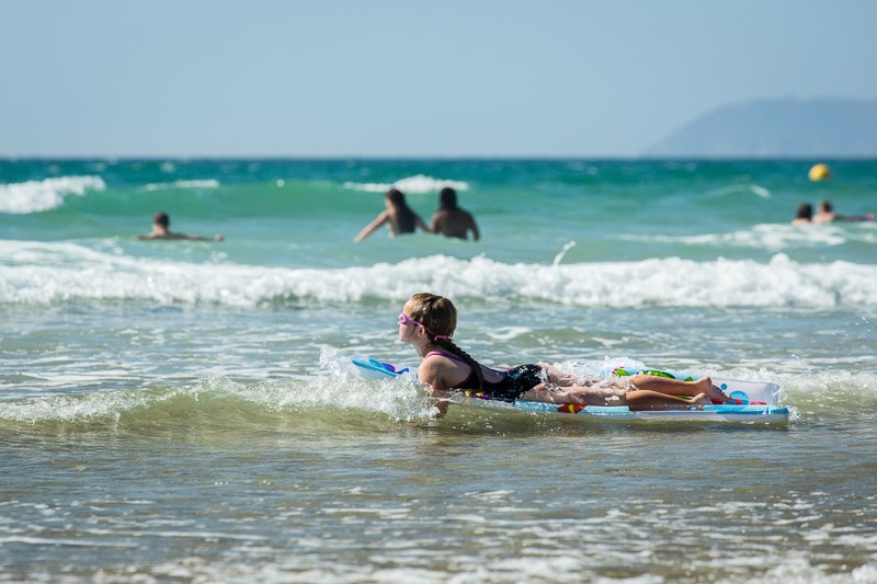A Siouville-Hague, les vagues sont toujours au rendez-vous pour le plus grand plaisir des enfants. (photographie Thierry Houyel)