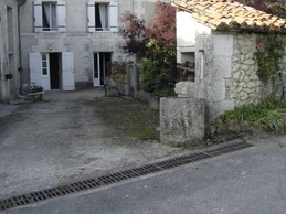 Entrée du gîte et emplacement parking (2 voitures peuvent stationnement)