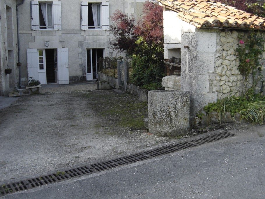 Entrée du gîte et emplacement parking (2 voitures peuvent stationnement)