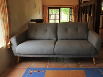 Le confortable salon avec télé écran plat