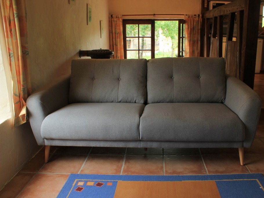 Le confortable salon avec télé écran plat