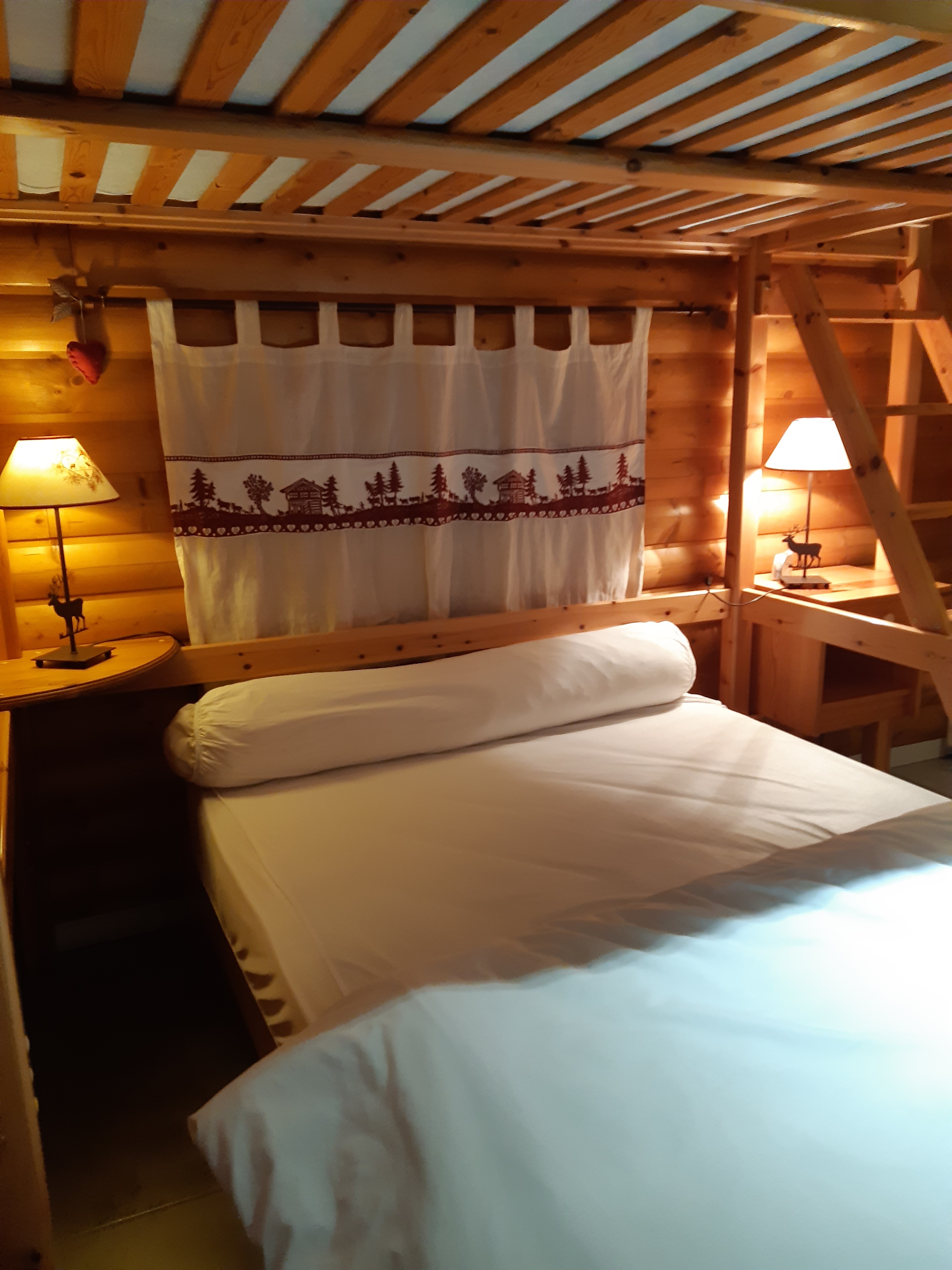 Chambre 2 - Gîte Les Coquelicots - Super Besse (Puy de Dôme, 63)