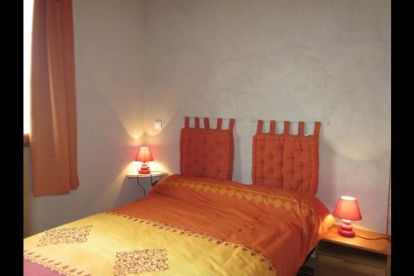 Chambre avec un lit en 140