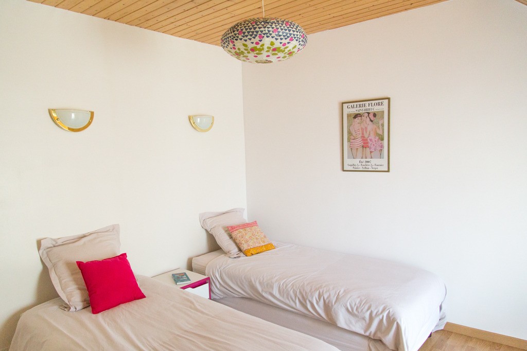 A l'étage, les lits simples (90*200) sont jumelables pour faire un lit double