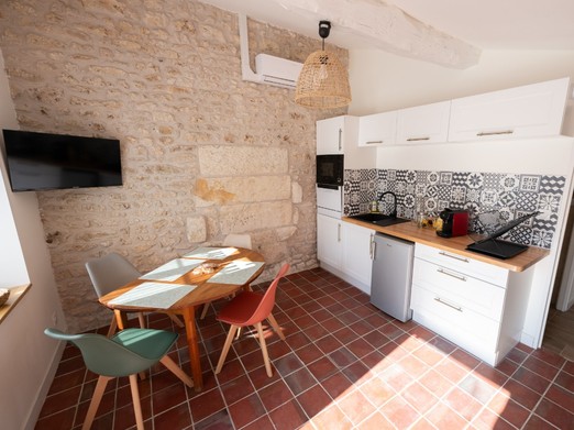 Pièce de vie du gîte Le Tilleul, domaine Les Côteaux de Pilauzin, près du Château de La Roche Courbon en Charente maritime