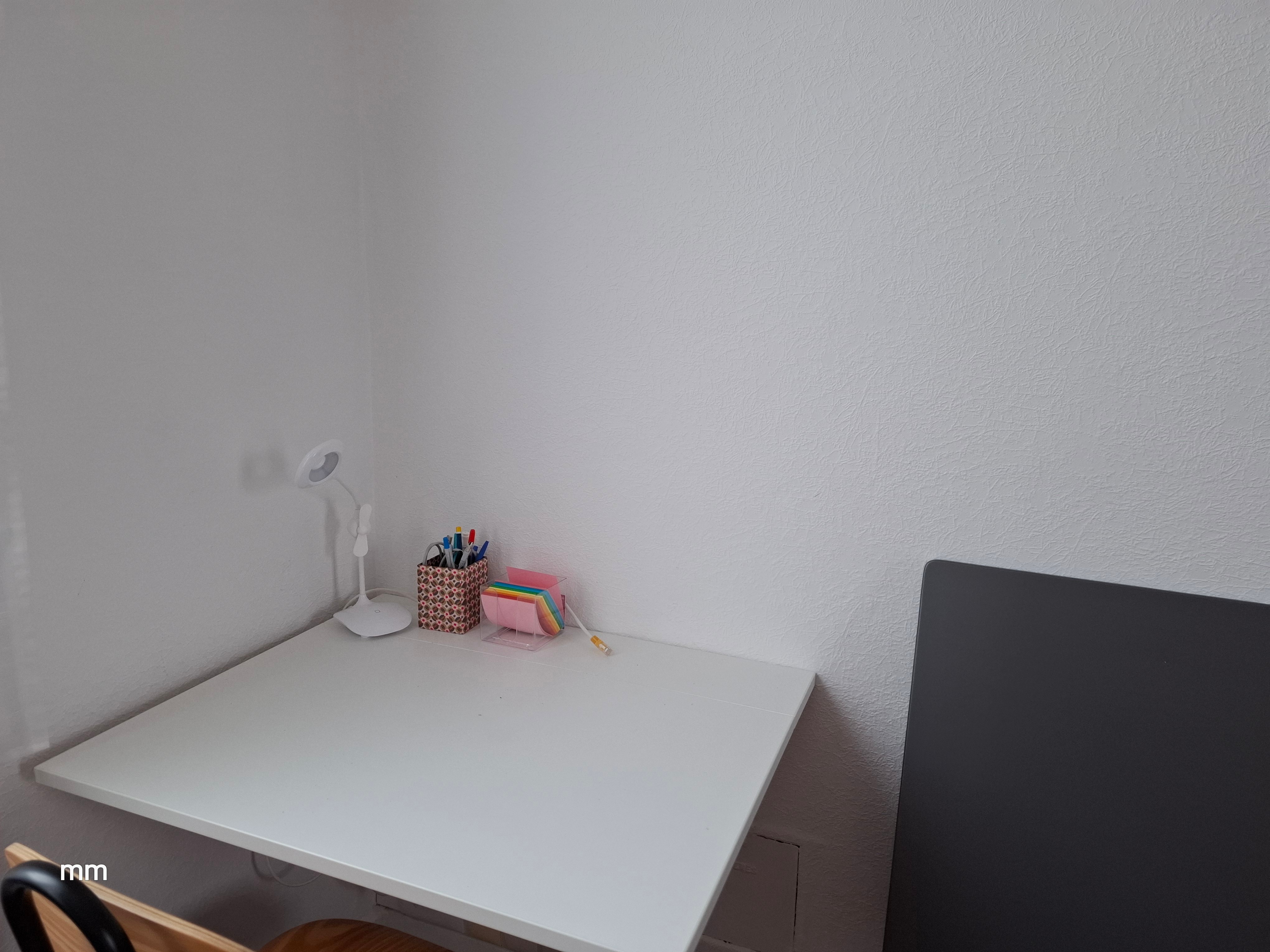 Espace bureau dans salon avec prise RJ45