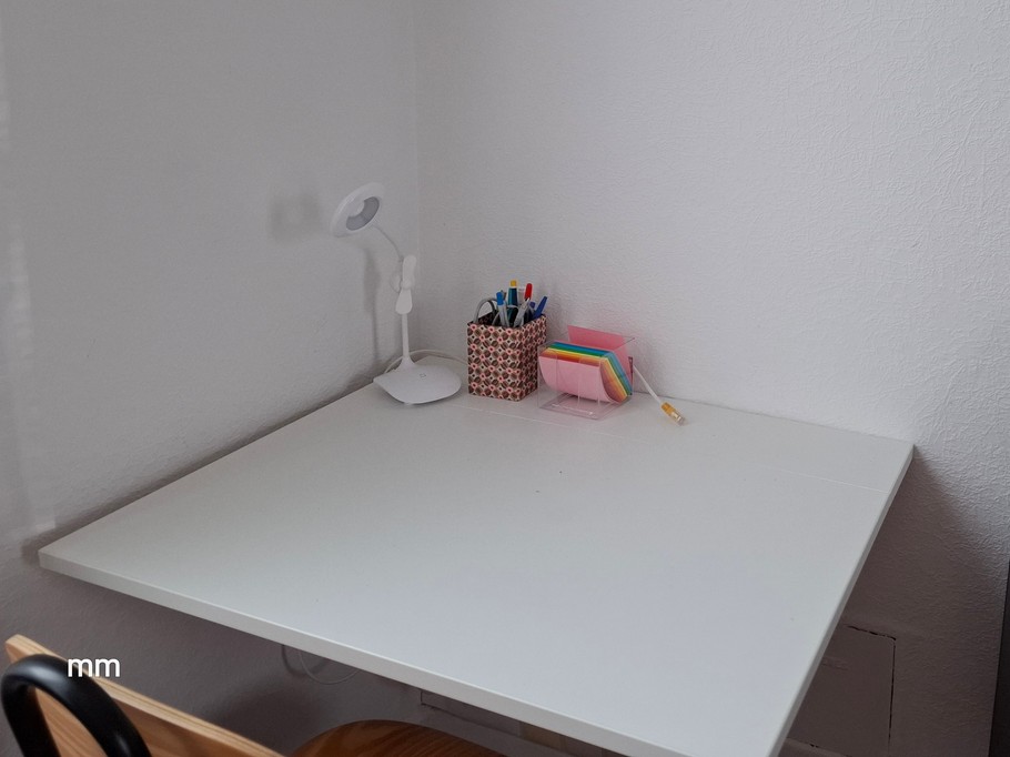 Espace bureau dans salon avec prise RJ45