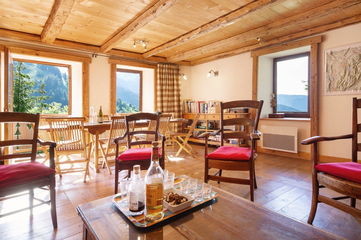 Le coin repas avec vue sur le village