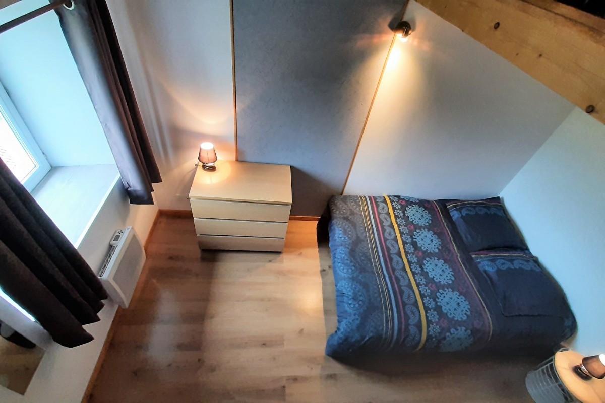 étage : chambre 3 avec mezzanine : 1 lit 2 pers. en 140x190 cm + 1 lit 1 pers. en 90x190 cm