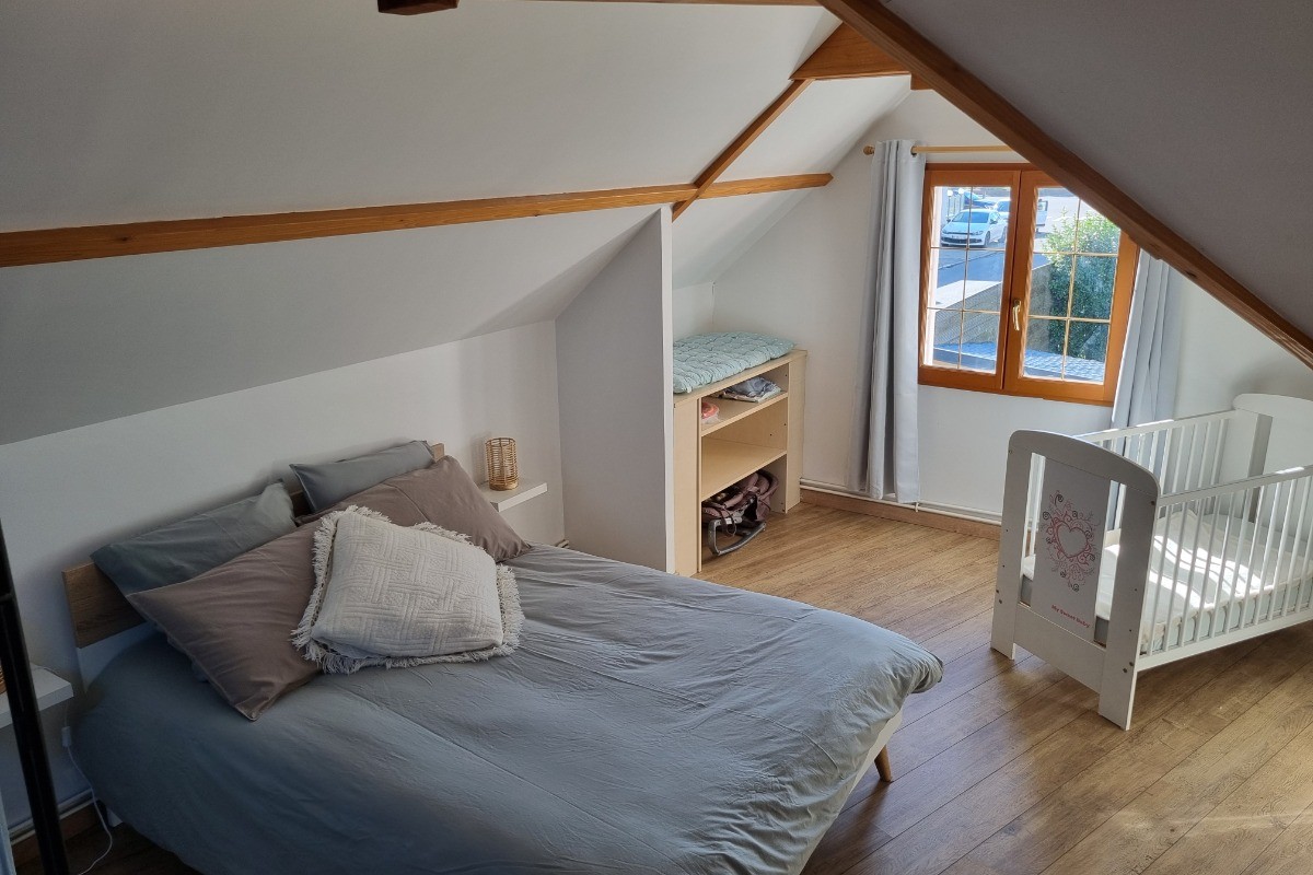 à l'étage chambre parentale avec le lit de bébé