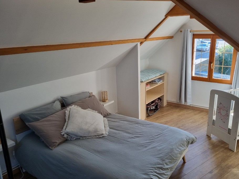 à l'étage chambre parentale avec le lit de bébé