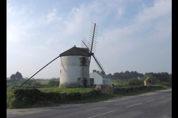 Erdeven, Moulin du Narbon entre le bourg et la plage de Kerhillio