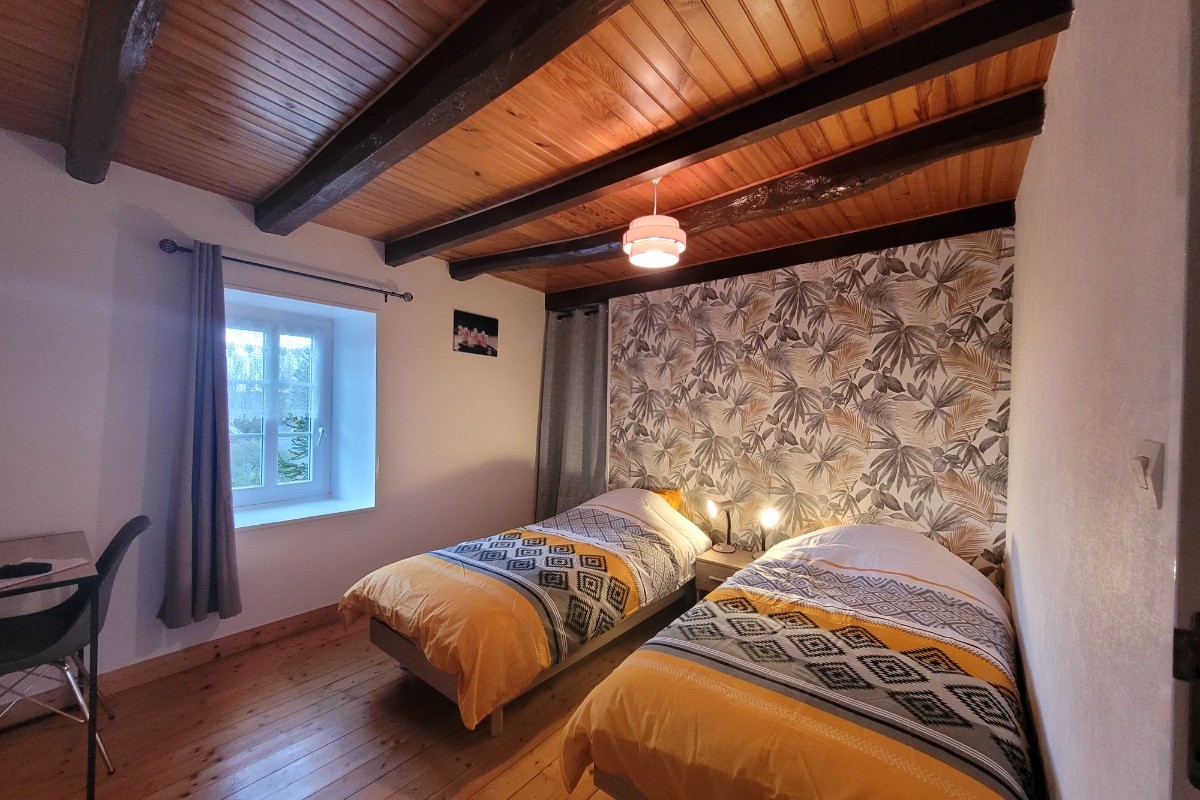 @Clévacances - GITE POUR 6 A 10 PERSONNES - CENTRE BRETAGNE - LOC ENVEL - ENTRE LE FINISTERE ET LA COTE DE GRANIT ROSE - chambre