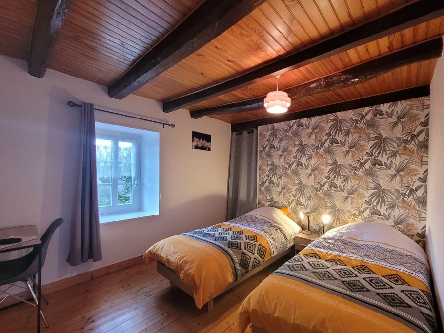@Clévacances - GITE POUR 6 A 10 PERSONNES - CENTRE BRETAGNE - LOC ENVEL - ENTRE LE FINISTERE ET LA COTE DE GRANIT ROSE - chambre