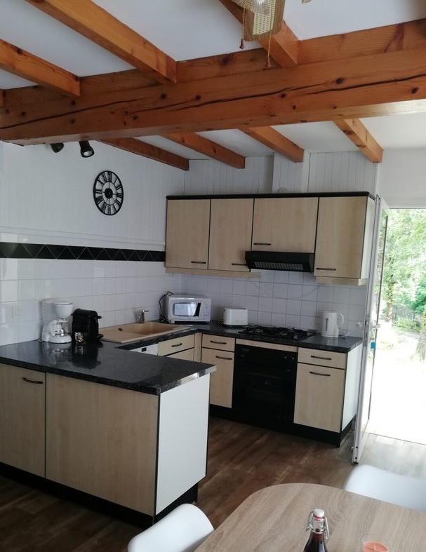 Le Gîte le Roqual cuisine équipée ouverte sur le séjour