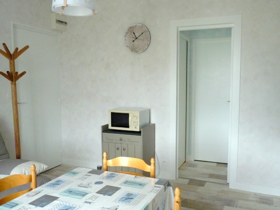 Pièce de vie en RDC avec coin cuisine bien équipée et coin salon avec TV.