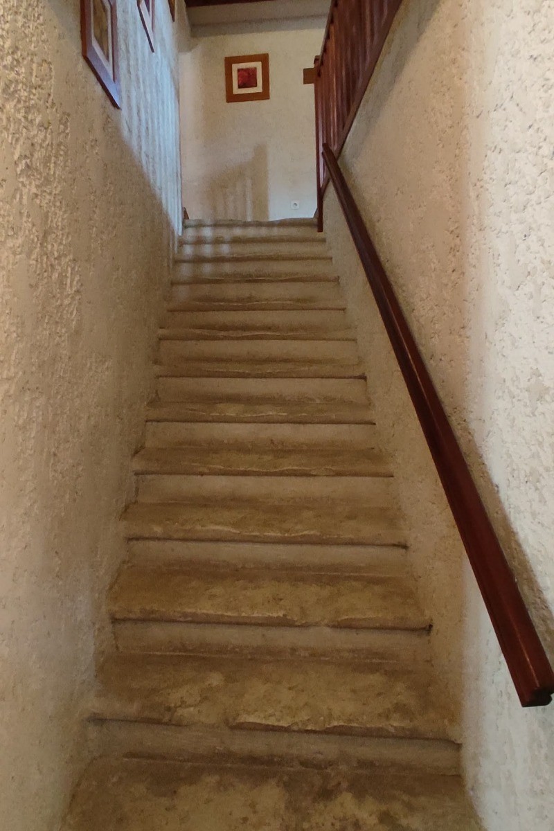 Mas Provençal Typique - Escalier en pierre pour accéder à 2 chambres et à la salle de bains