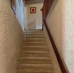 Mas Provençal Typique - Escalier en pierre pour accéder à 2 chambres et à la salle de bains