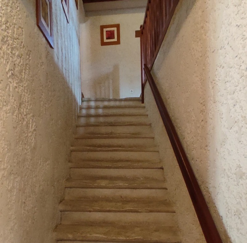 Mas Provençal Typique - Escalier en pierre pour accéder à 2 chambres et à la salle de bains