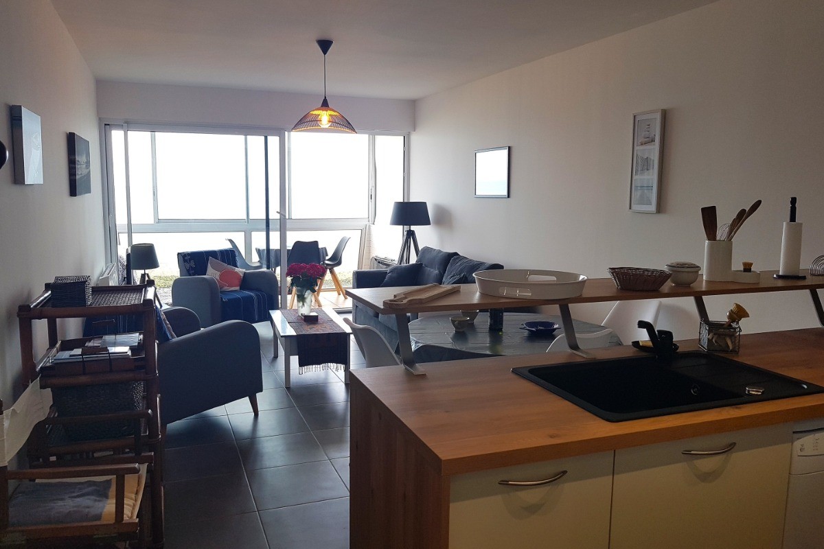 La pièce de vie avec coin cuisine aménagée et toute équipée, coin séjour, coin salon, et véranda.
Appartement entièrement refait à neuf en 2024.