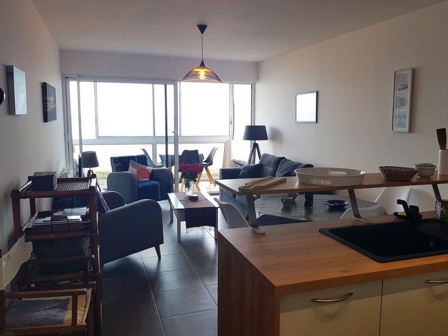 La pièce de vie avec coin cuisine aménagée et toute équipée, coin séjour, coin salon, et véranda.
Appartement entièrement refait à neuf en 2024.