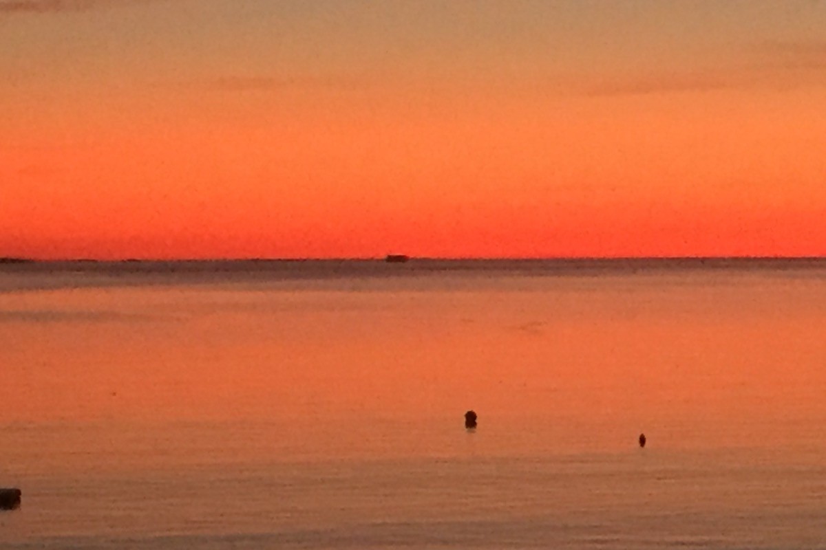 Ici le soleil couchant inonde nos soirées