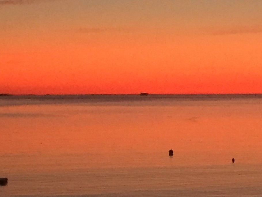 Ici le soleil couchant inonde nos soirées