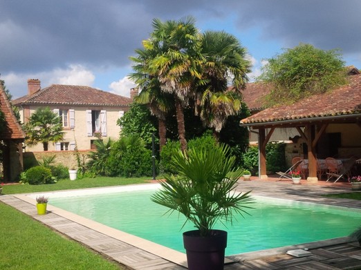 GITE CAMOUS VUE PISCINE