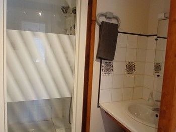 Gîte "Pic de Cluzel" : The shower room with WC