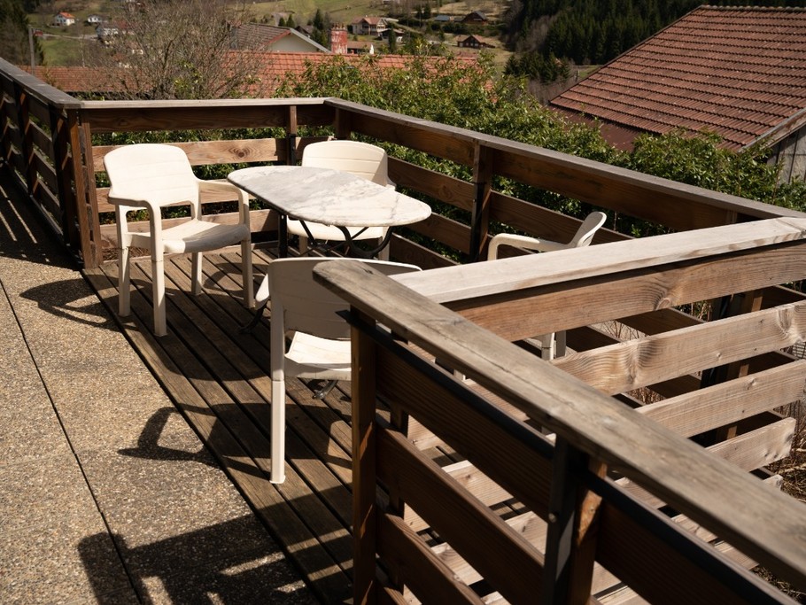 2ème terrasse côté cuisine - Chalet les Ecureuils