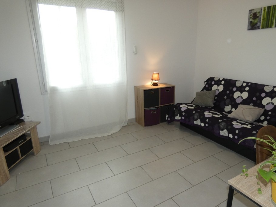 piéce détente avec bureau et jouet pour les enfants