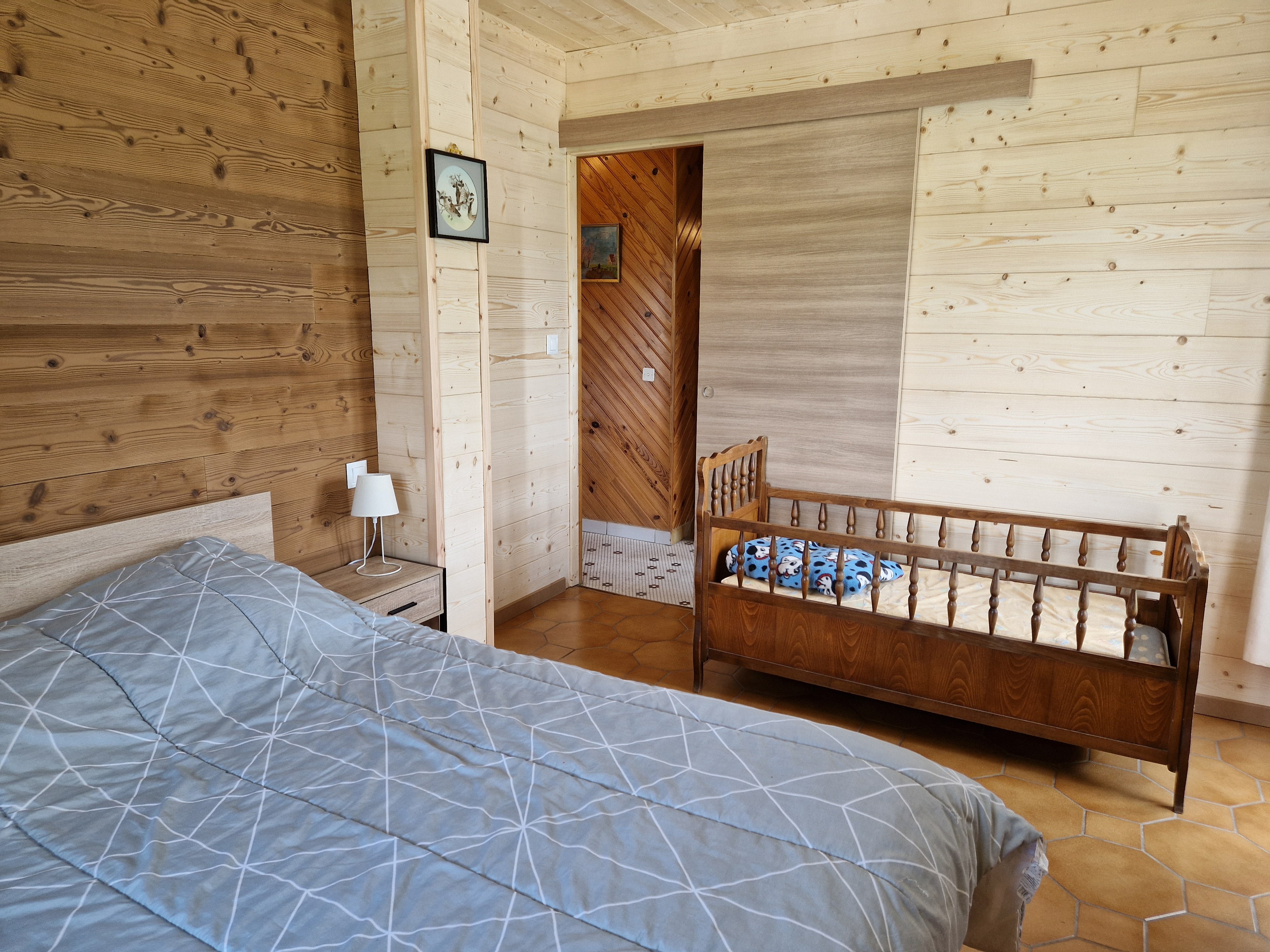 Lilas Room upstairs with a double bed and a balcony – Gîte des 4 Vents in Girmont – Val d’Ajol in the Vosges