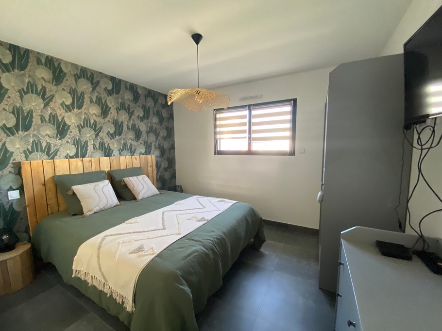 Chambre RDC avec TV et salle de bain attenante