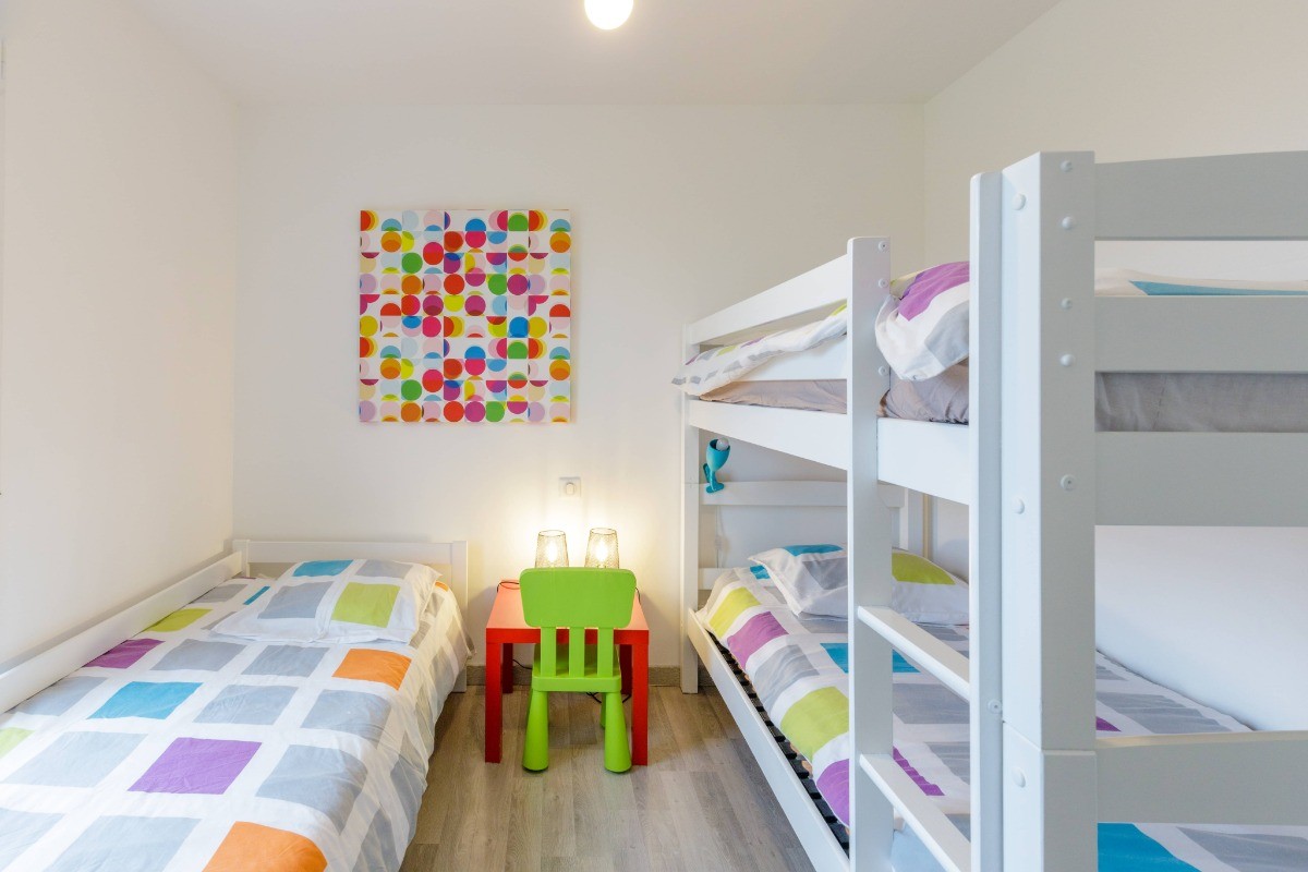 Chambre 11m2 avec lits superposés et 1 lit simple Grand placard Jeux à disposition