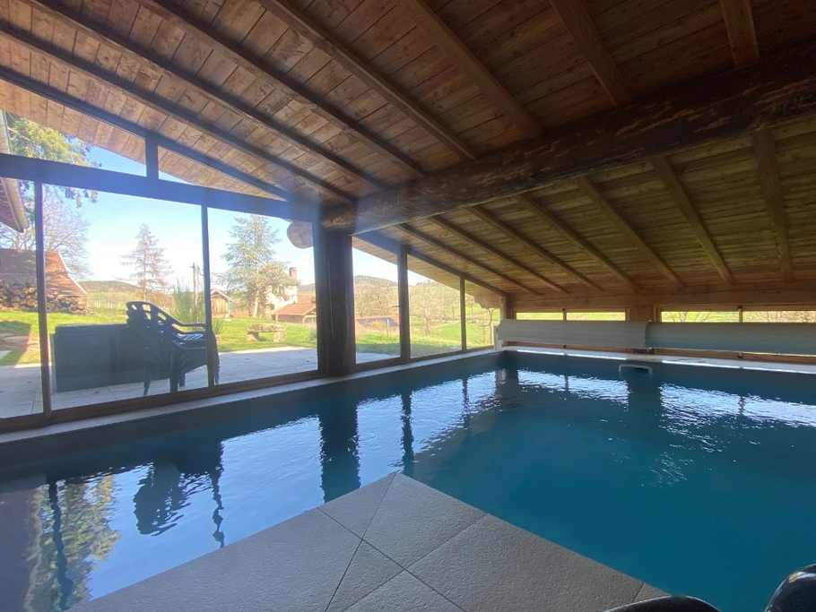 La piscine couverte et chauffée : profitez-en en toute saison