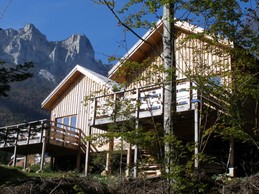 Chalets jumelés avec vue sur la chartreuse au second plan