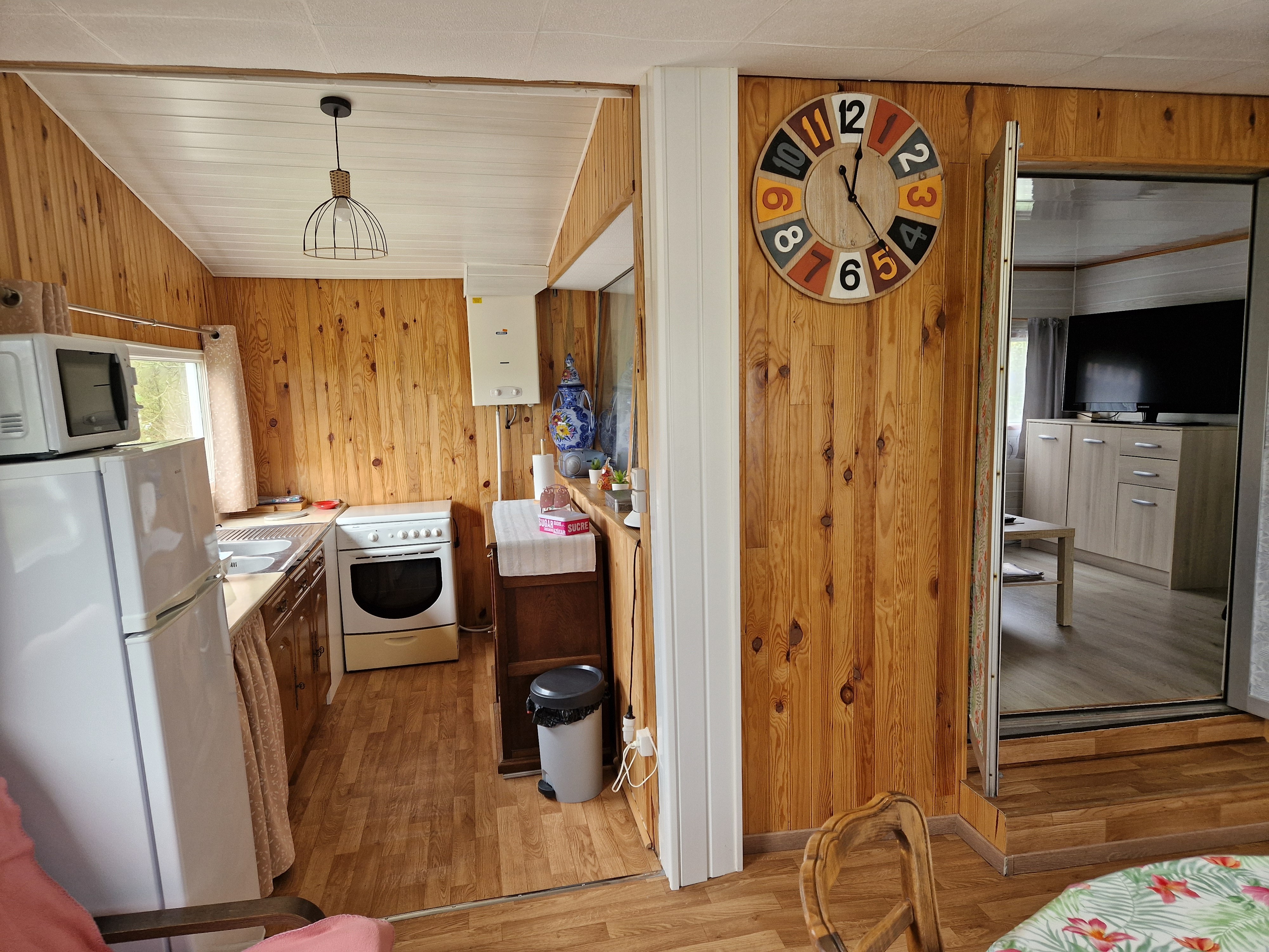 Cuisine Salon - Gite on the banks of the Canal de l'Est and the wild Meuse river