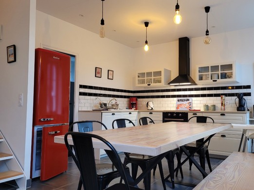 Le Saint, Location, Clévacances, Quemper-Guezennec, salon - séjour - cuisine au RDC