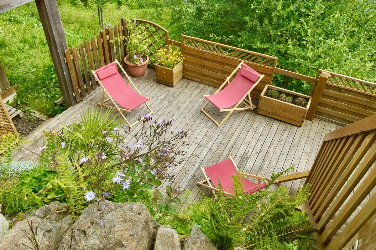 Terrasse en contre-bas, accès depuis le chalet par l'escalier à droite visible sur la photo / exposition Sud-est
