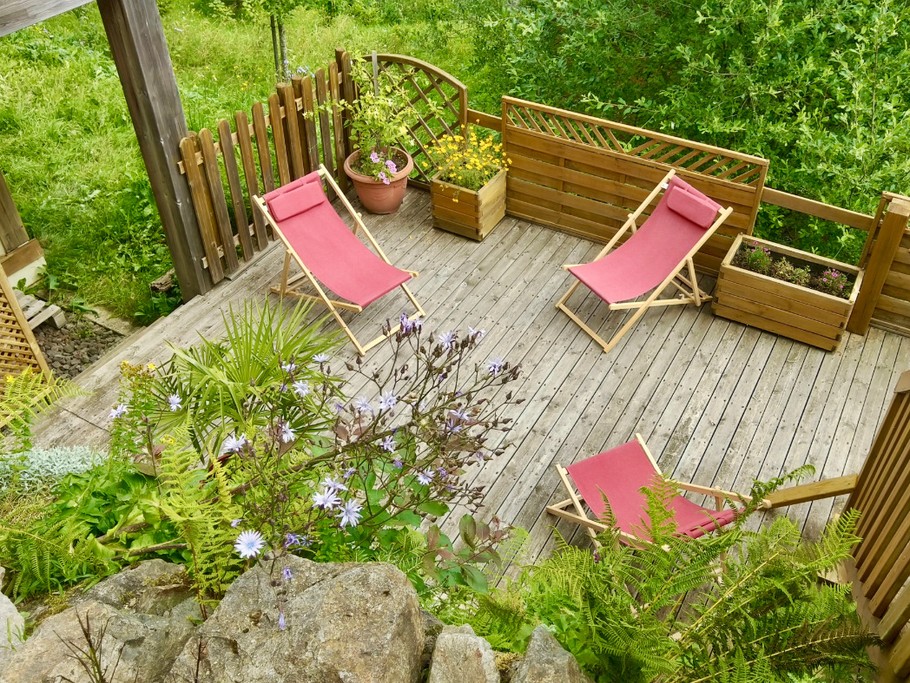 Terrasse en contre-bas, accès depuis le chalet par l'escalier à droite visible sur la photo / exposition Sud-est