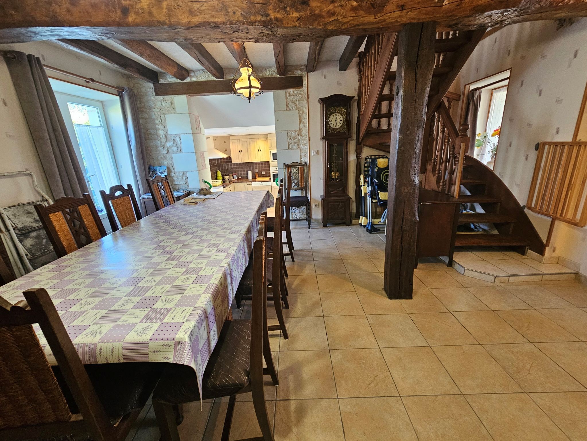 La salle de séjour pour une grande tablée et la cheminée en insert (Bois fourni). L'escalier qui mène aux chambres
