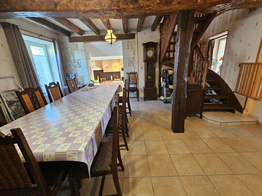 La salle de séjour pour une grande tablée et la cheminée en insert (Bois fourni). L'escalier qui mène aux chambres