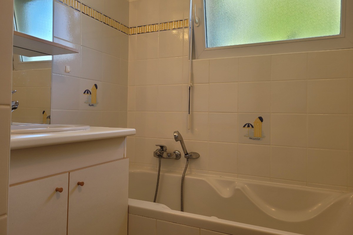 GUEDON, location, Clévacances, Binic, la salle de bain et salle d'eau avec baignoire et douche