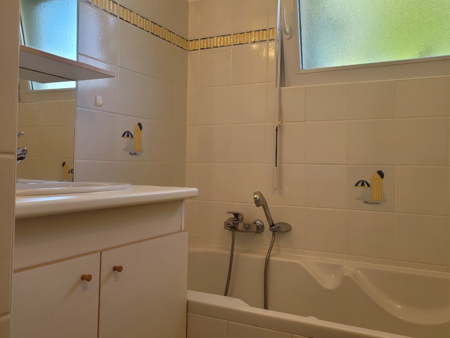 GUEDON, location, Clévacances, Binic, la salle de bain et salle d'eau avec baignoire et douche